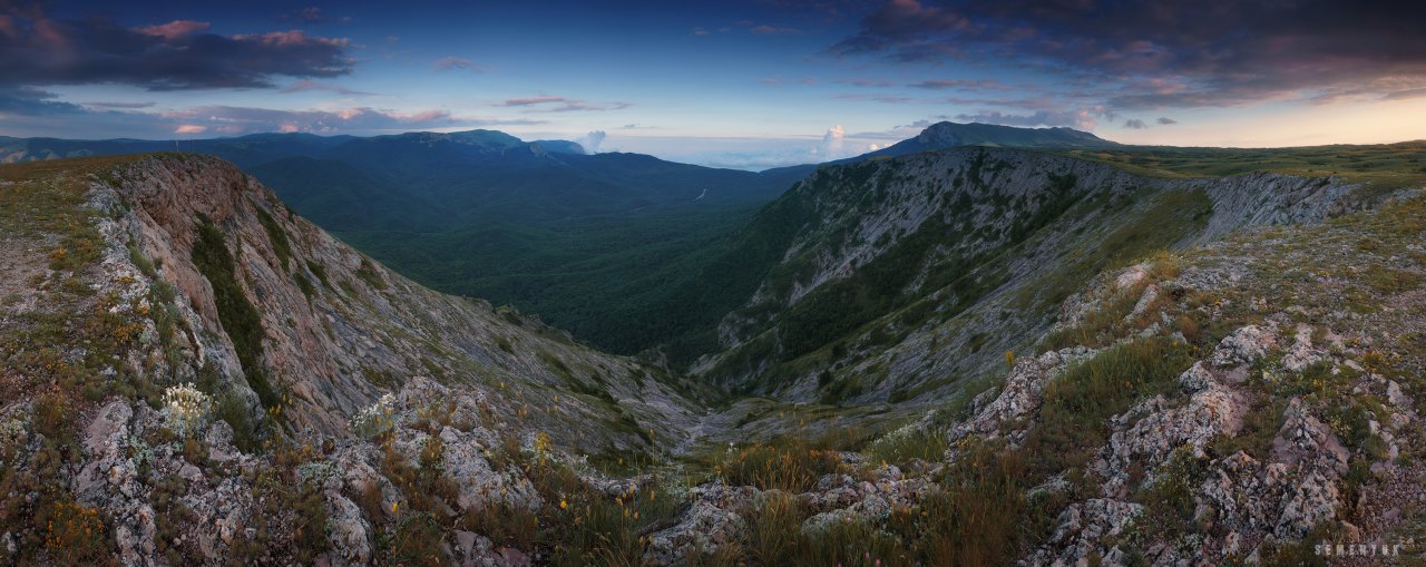 Chatyr evening pano web.jpg