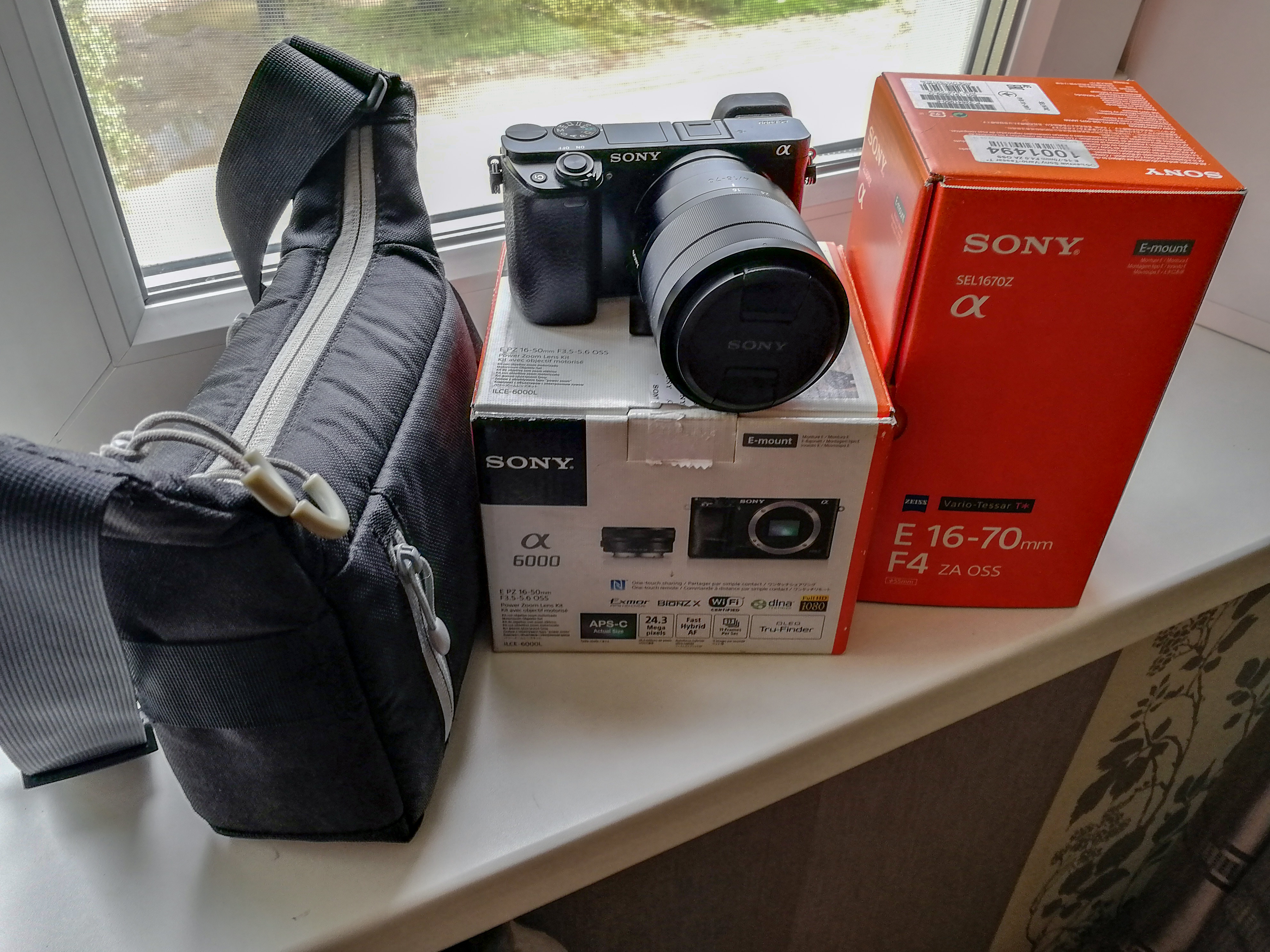 Продам Sony A6000 + объектив Sony SEL-1670Z