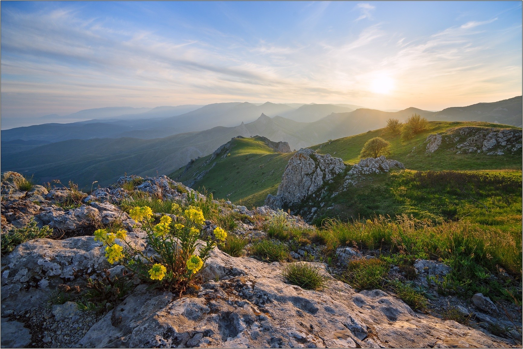 Весенний вечер в крымских горах