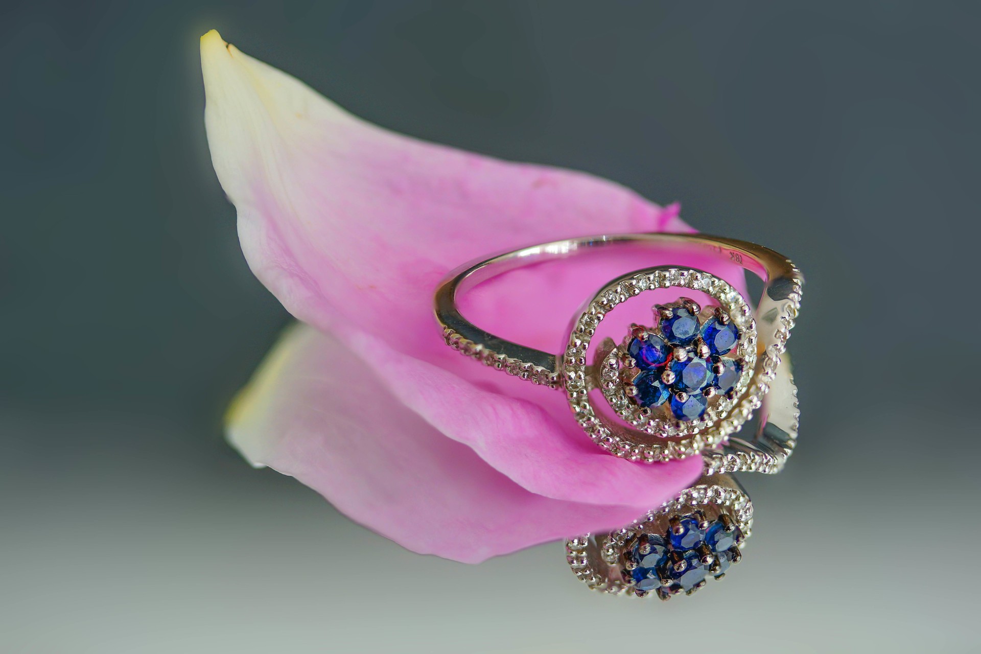 Кольцо с синим камнем и бриллиантами
