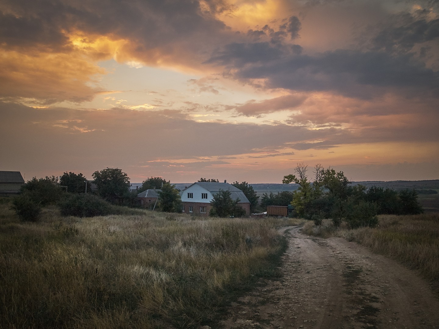 В сумерках.