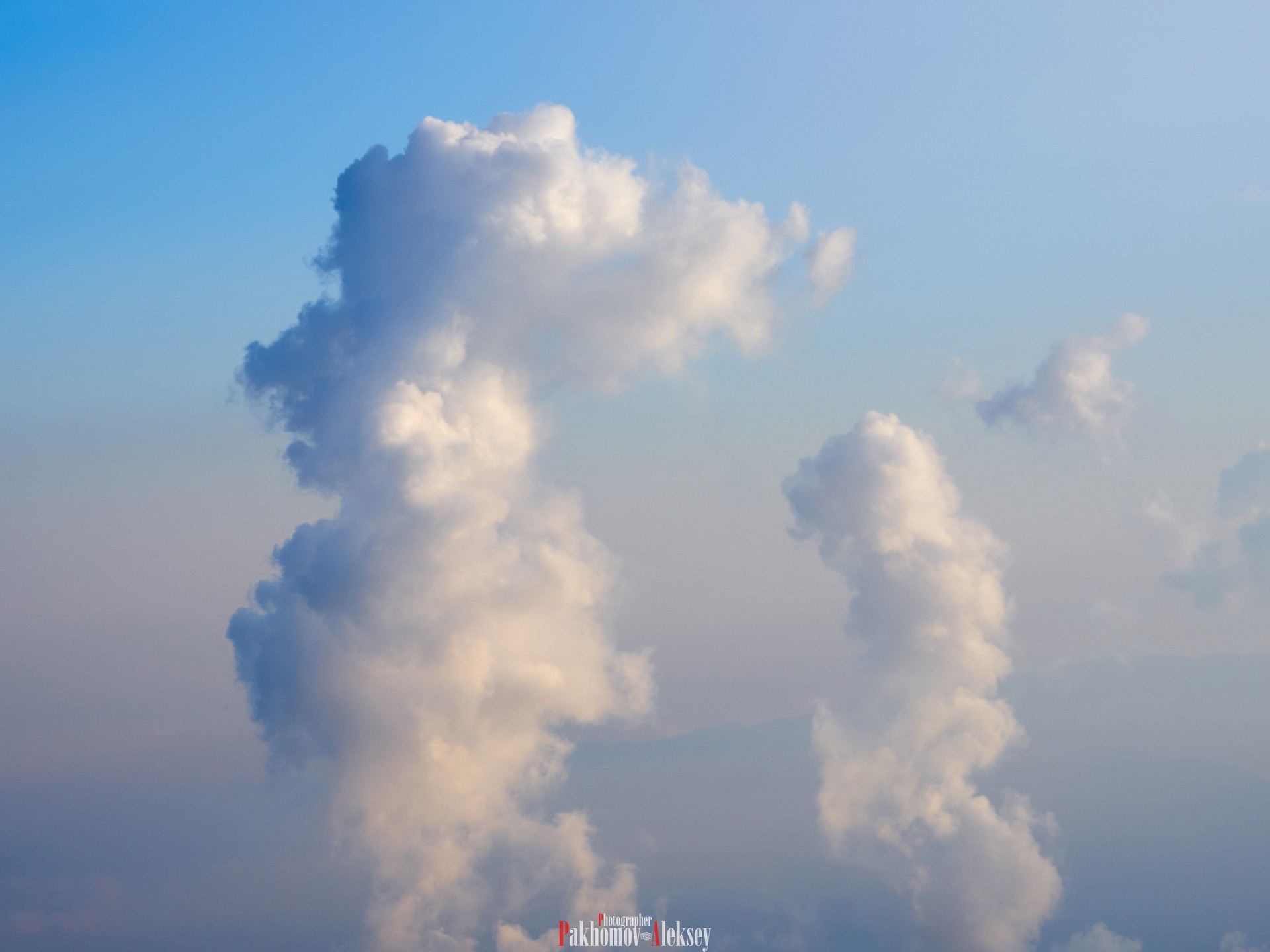 Воздушные столбы из облаков