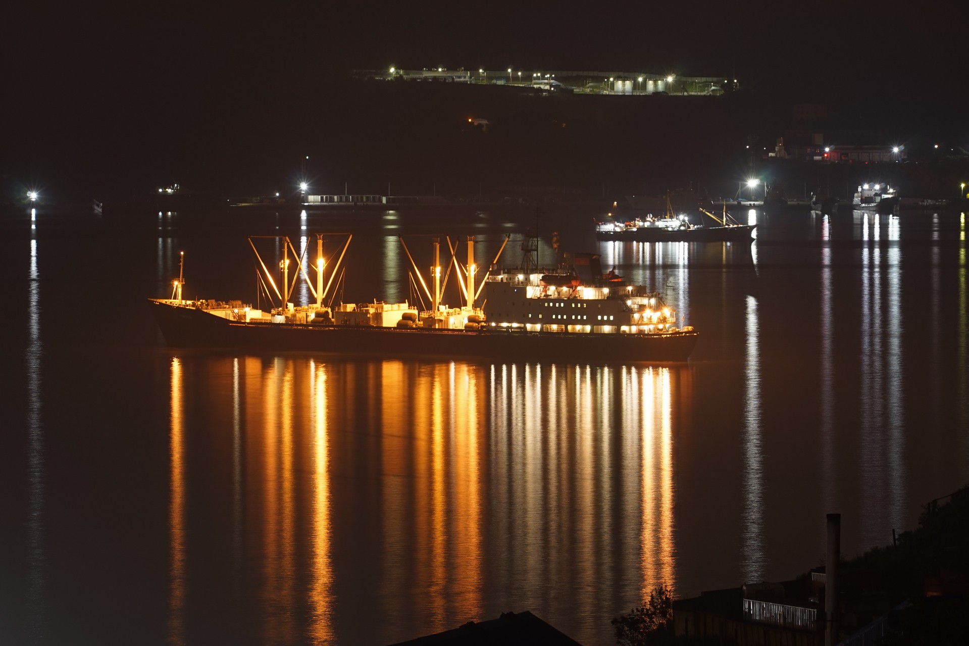 Ночной пейзаж. Рыболовный корабль в заливе Владивостока