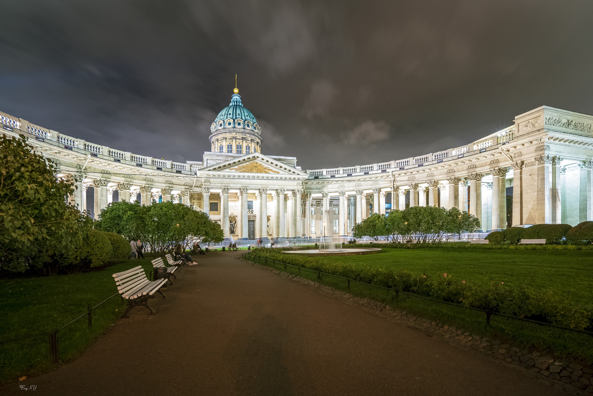 Казанский сквер в объятиях колоннады Собора