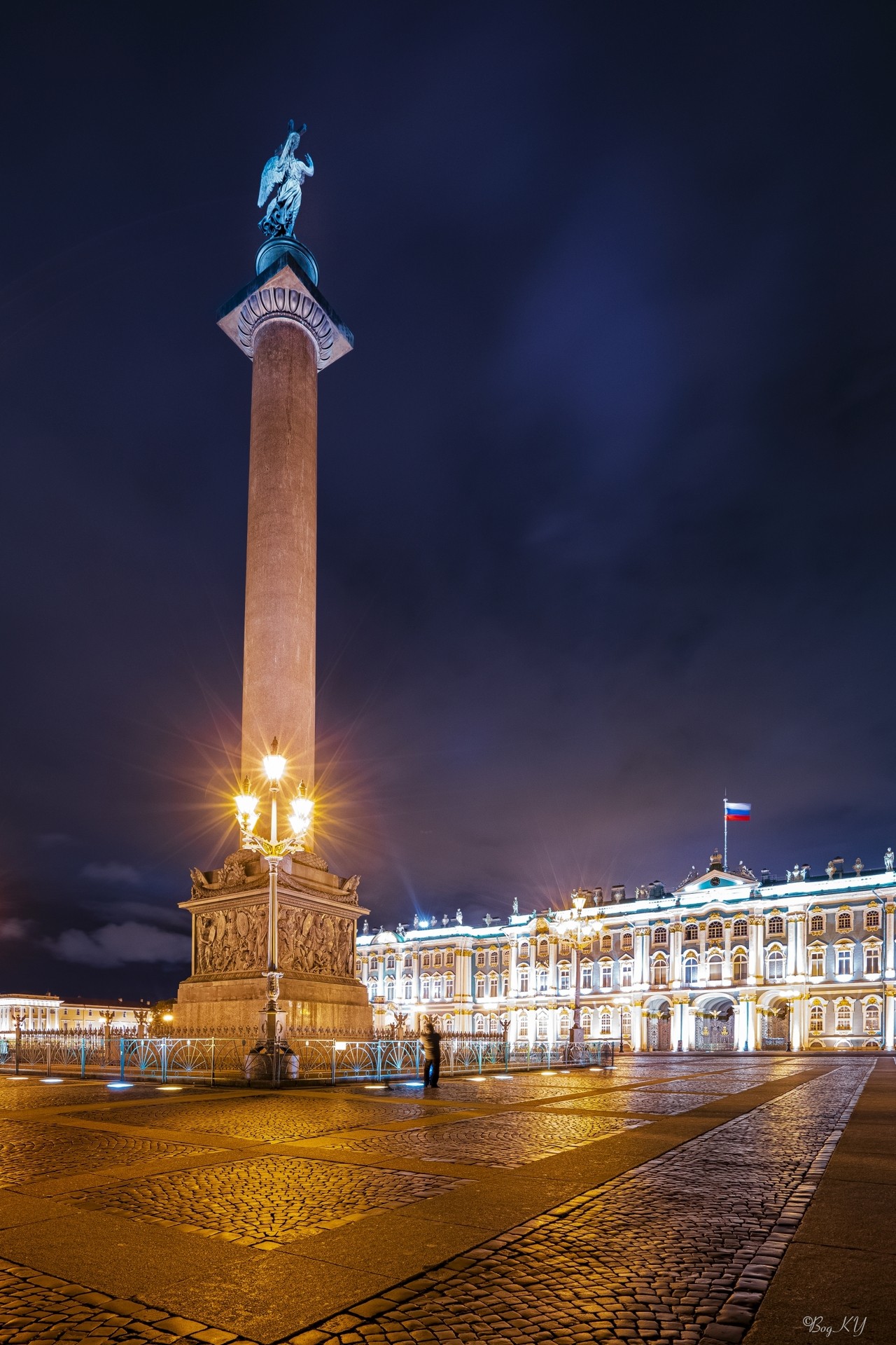 Сияющая Дворцовая площадь под ночным питерским небом