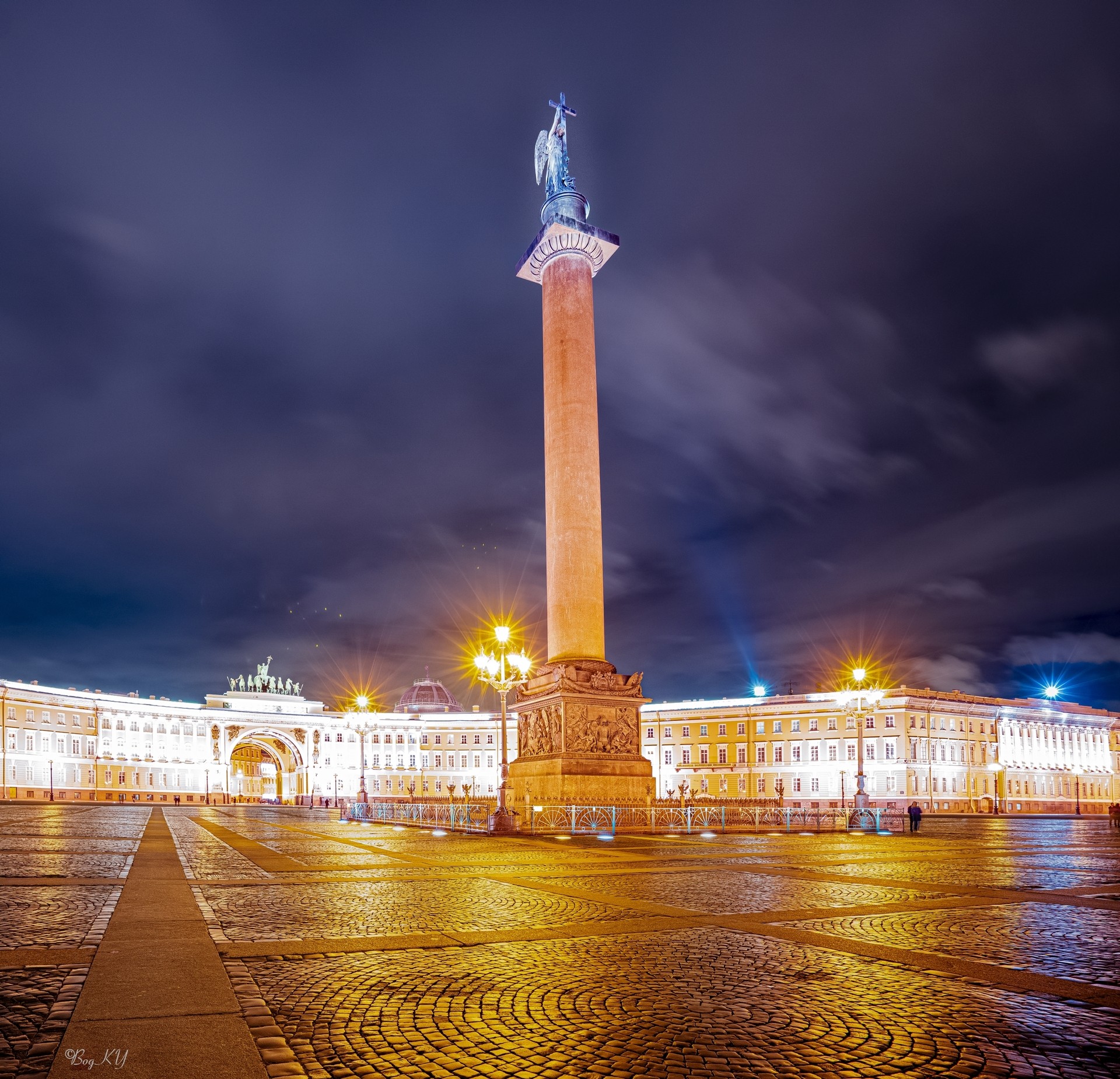 Александрийский столп над Дворцовой площадью - разверзает питерское небо