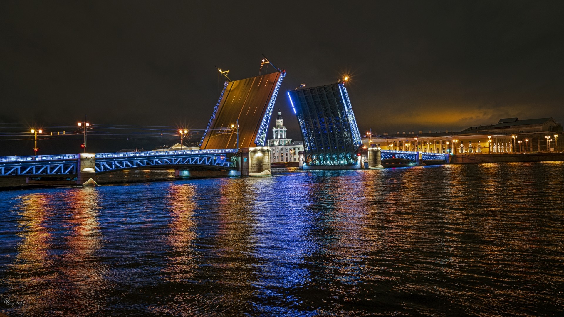 Разведённый Дворцовый мост