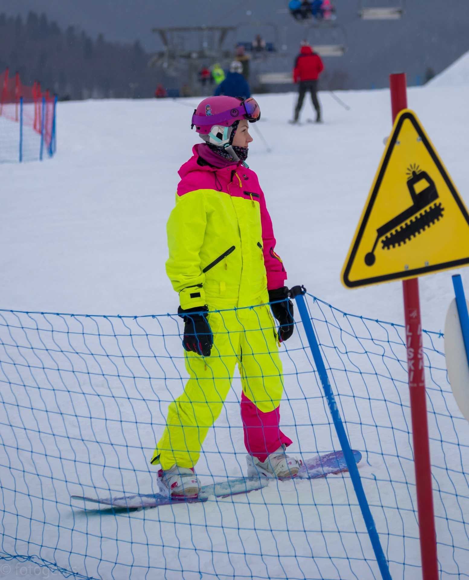 Девушка на сноуборде готовится к спуску
