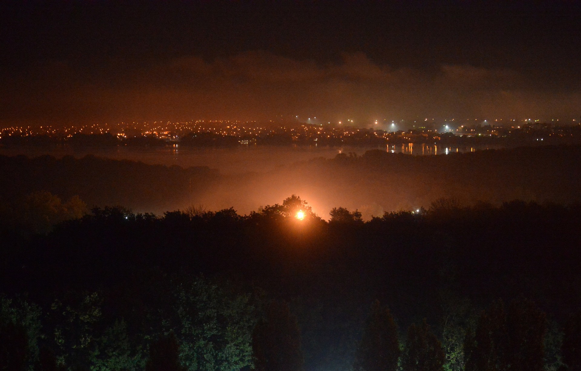 Ночной туман в городе.