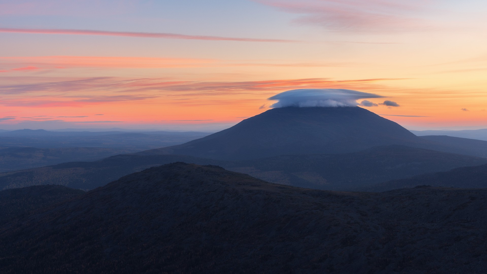 Уральская интерпретация Камчатских вулканов с короной из лентикулярных облаков