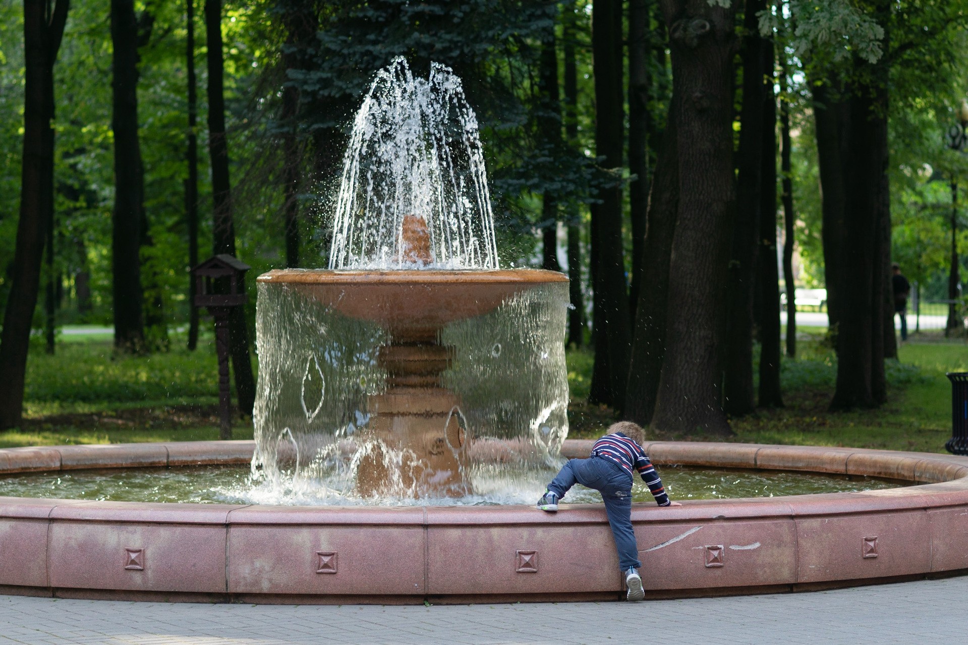 Мальчик и фонтан 1