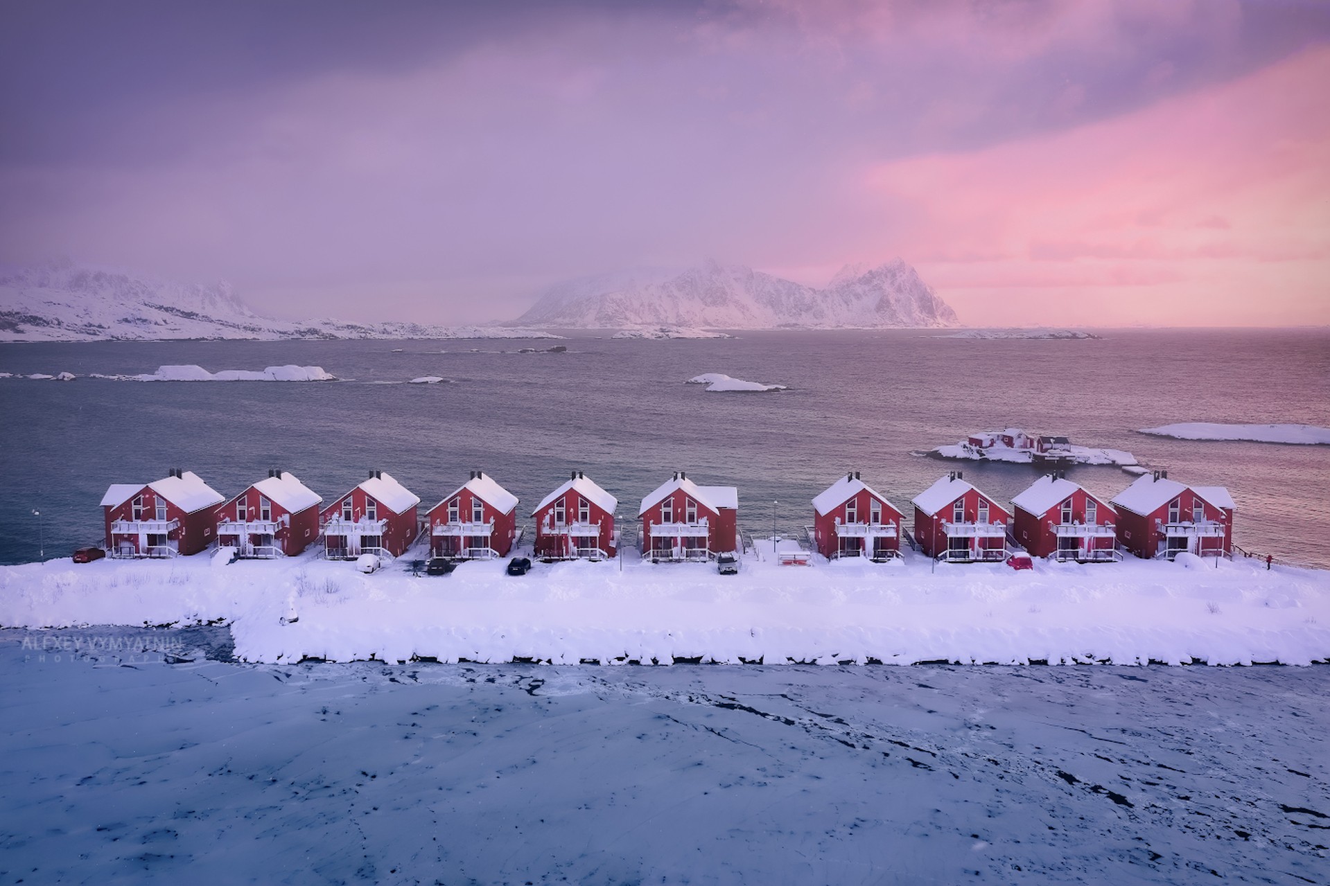 Between Ice and Mountains