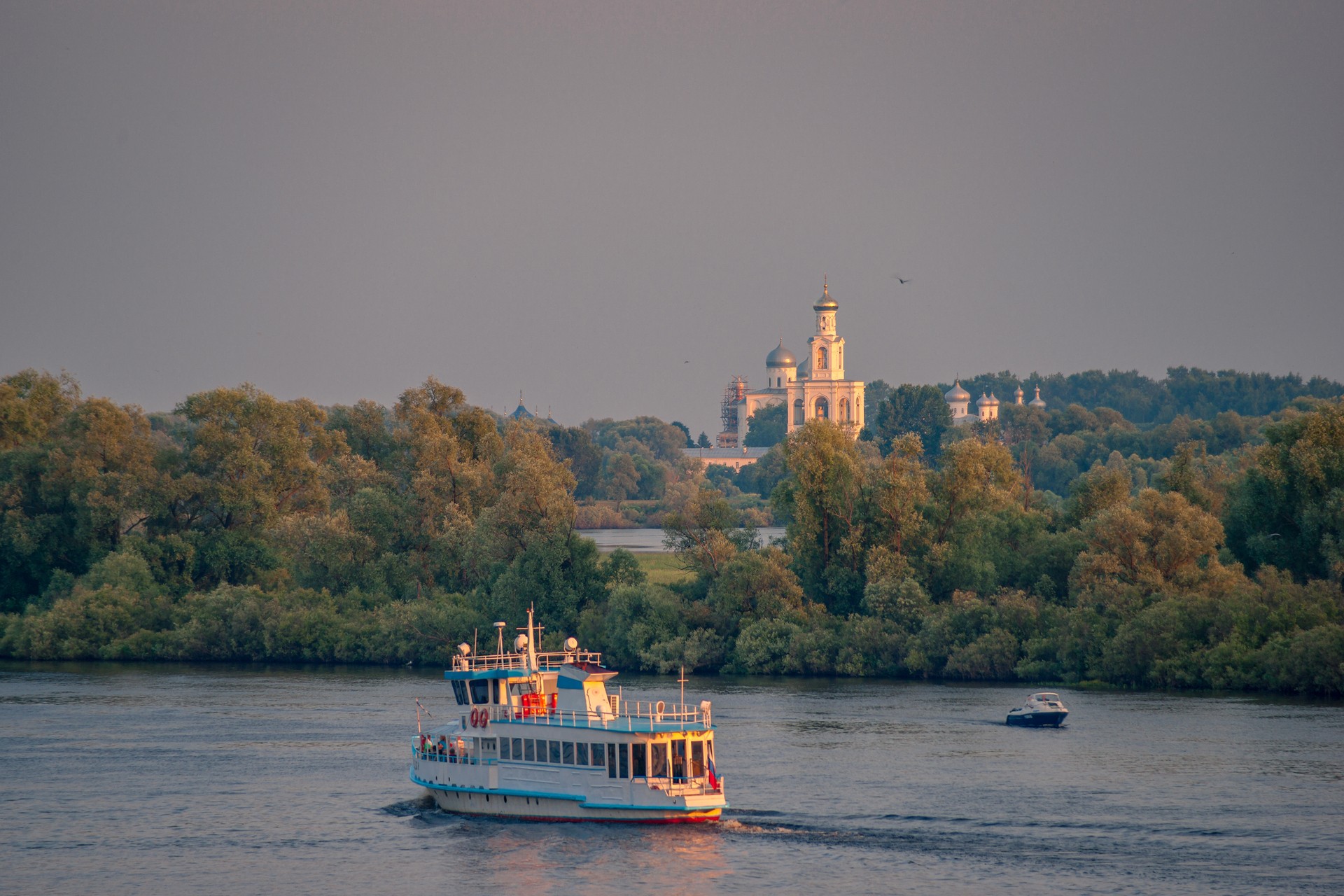 Вид на Юрьев монастырь с берега реки Волхов