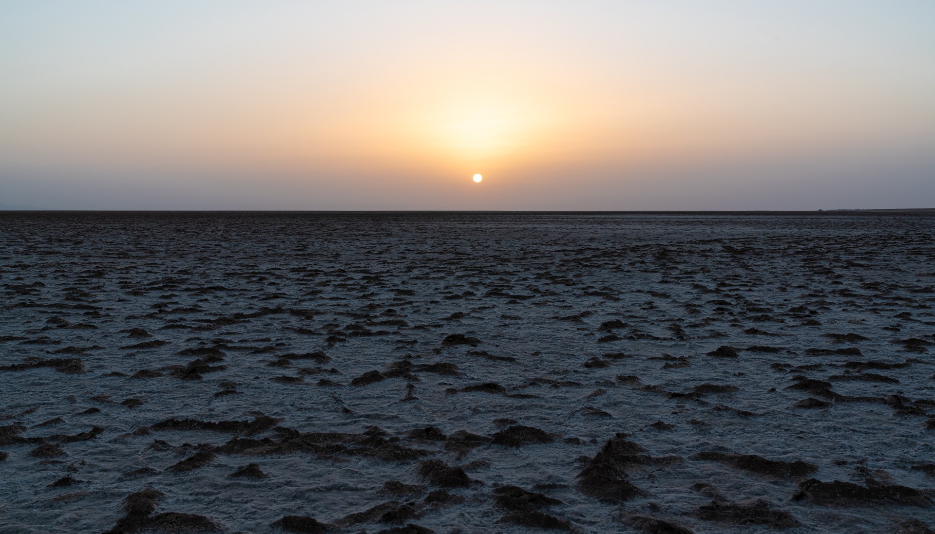 Соленое озеро в Сахаре