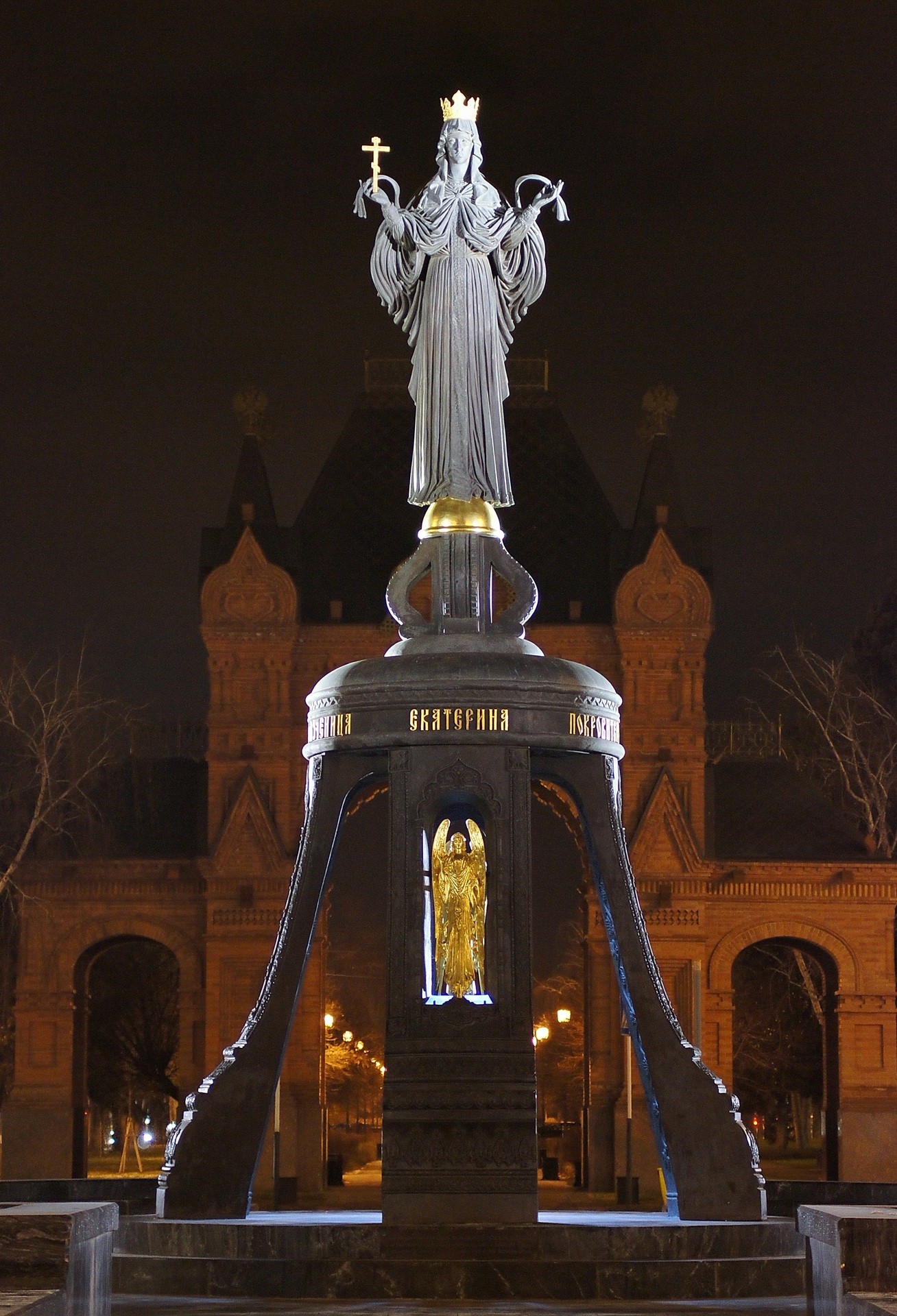 Свято-Екатерининский фонтан на фоне Александровской Триумфальной арки