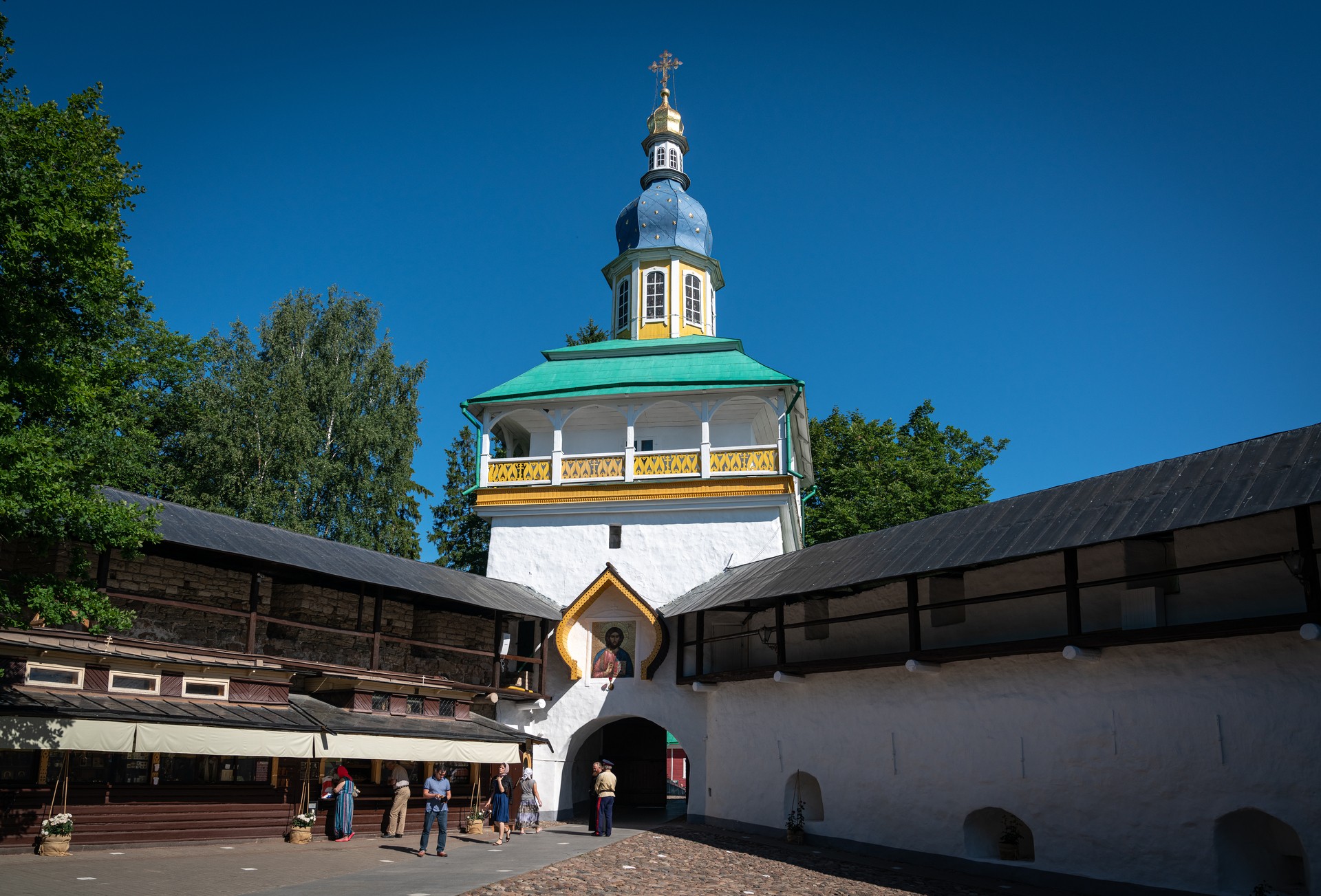 Свя́то-Успе́нский Пско́во-Пече́рский монасты́рь
