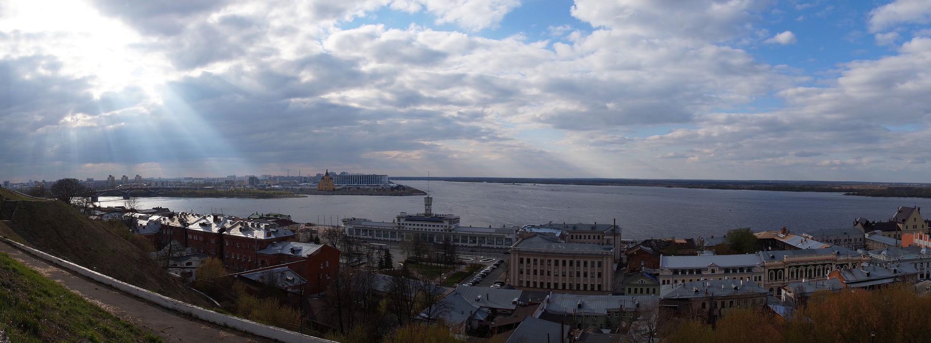 Панорама - вид на слияние Волги и Оки. Город Нижний Новгород