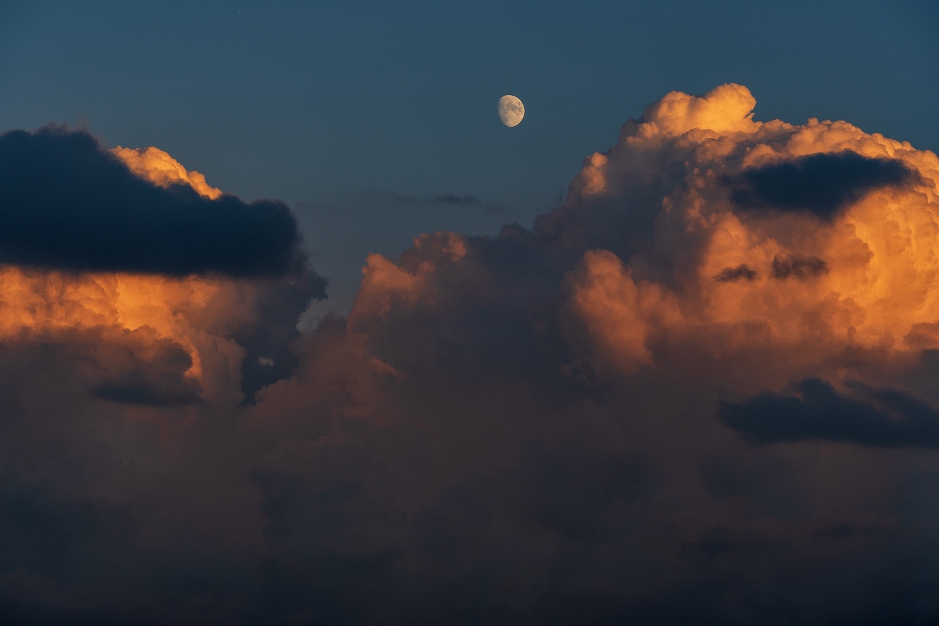 Когда облака пытаются дотянуться до Луны.