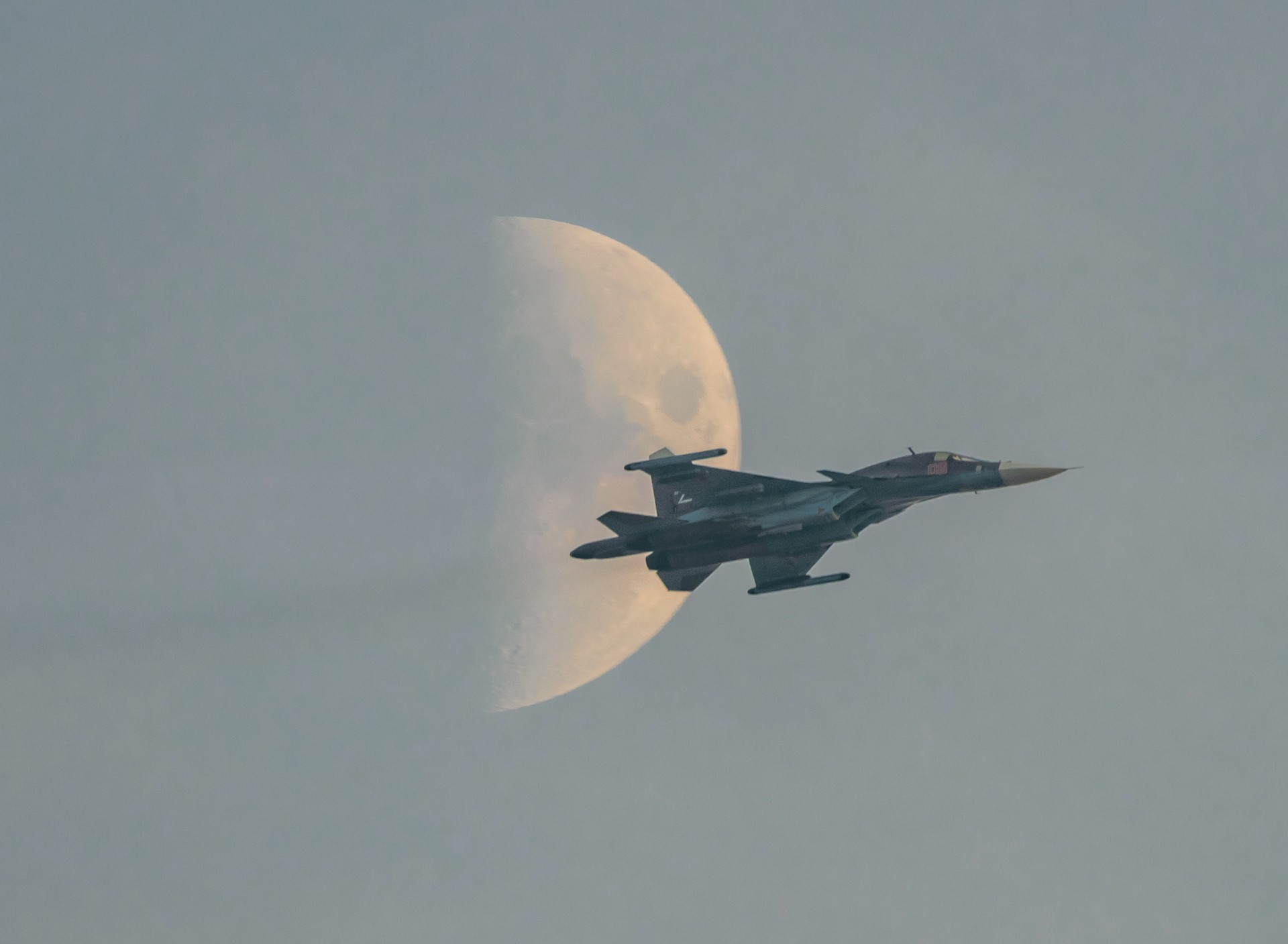 Су-34 на фоне Луны