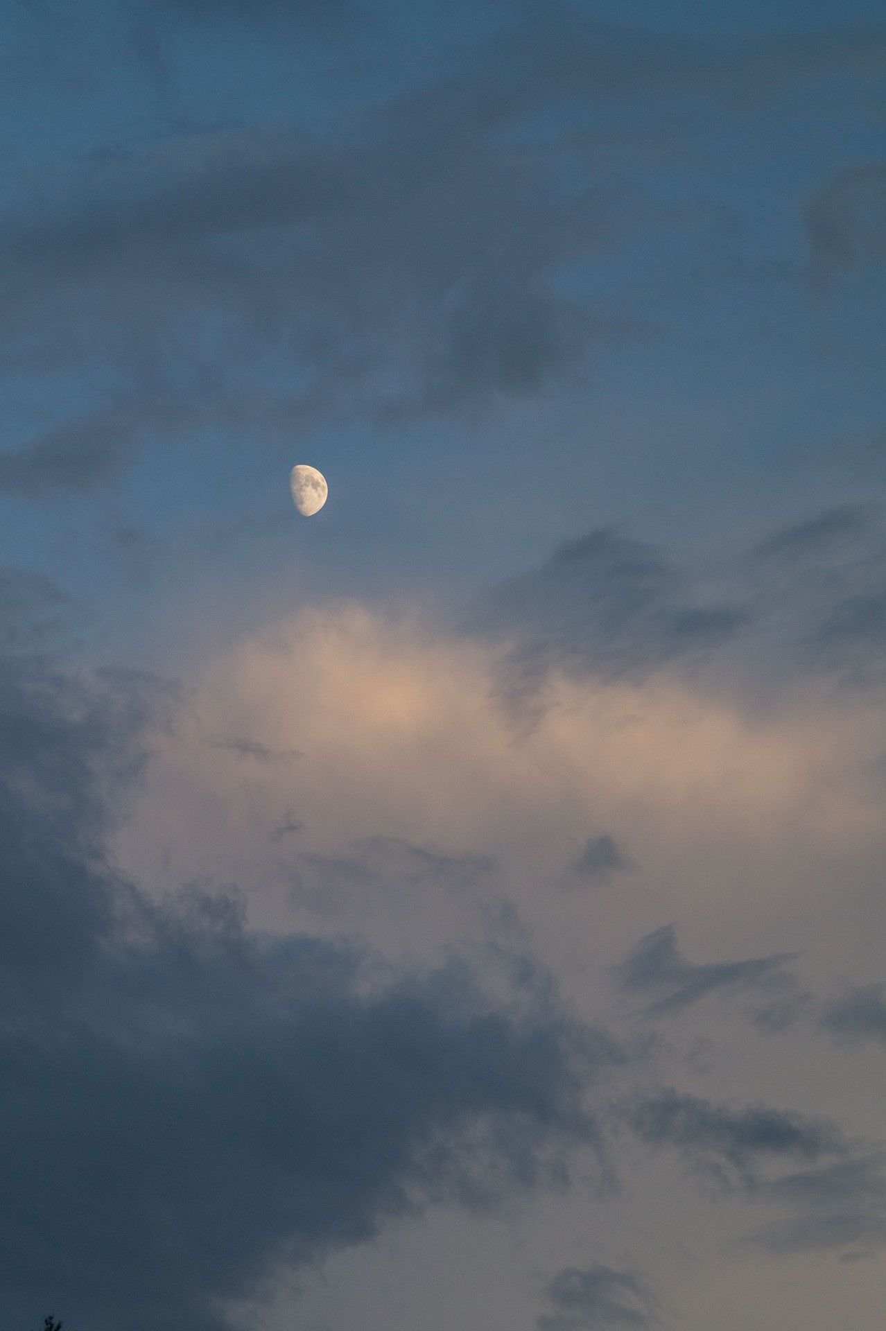 луна в  вечерних облаках