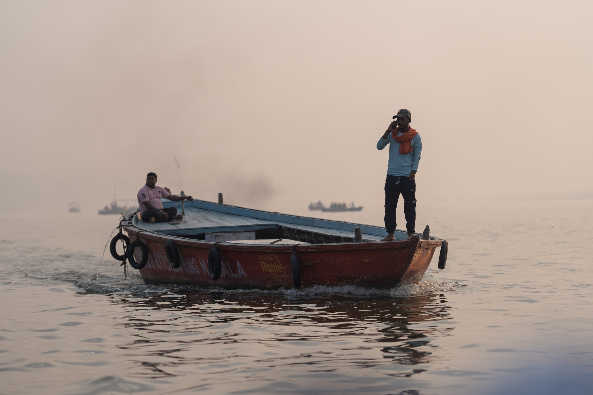 прогулочная лодка на реке Ганг
