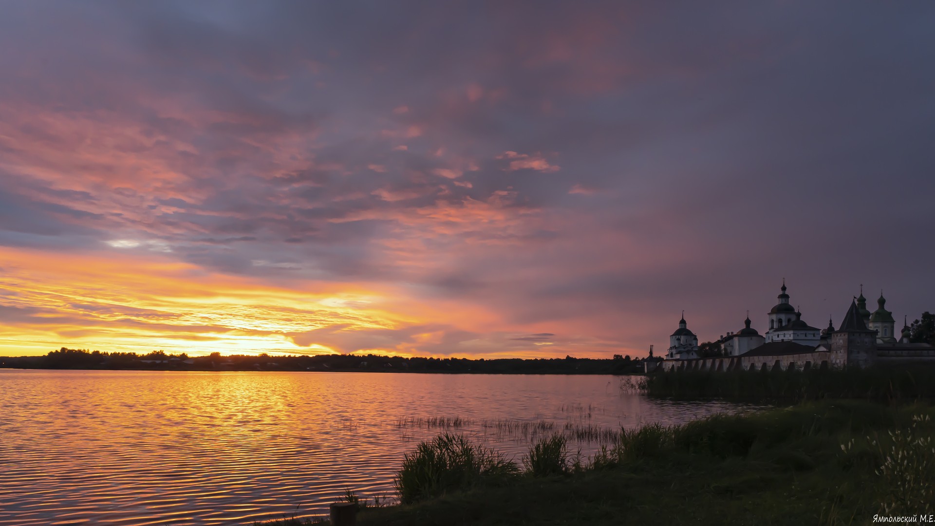 Кириллов монастырь на закате