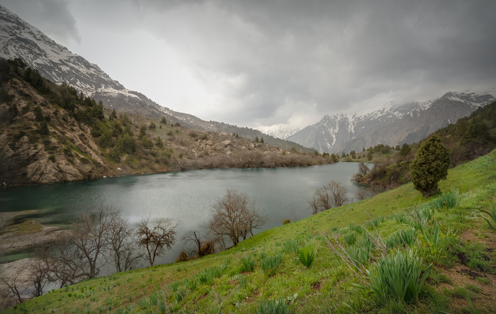 Горное озеро в Таджикистане Тимурдара