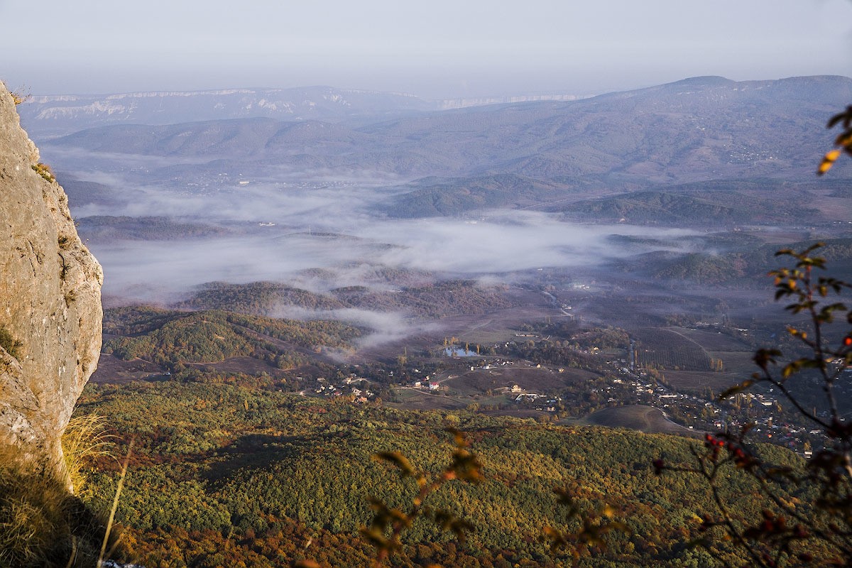 Вид с Барской поляны (гора Орлиный залет). Внизу с.Соколиное.