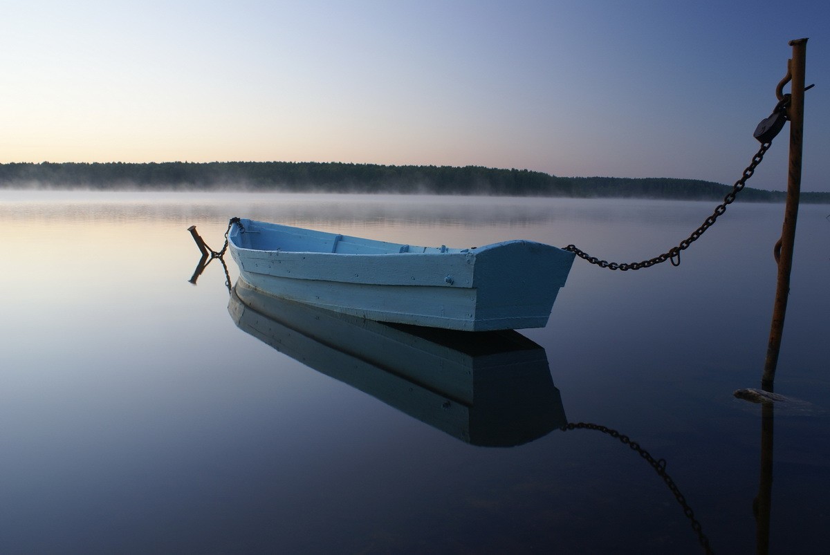 Утренний пейзаж с лодкой