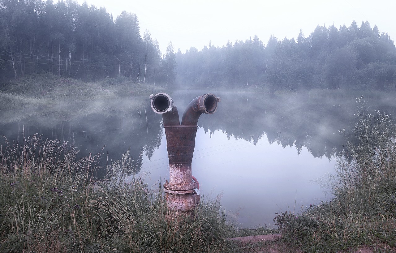 Инопланетянин у туманного озера
