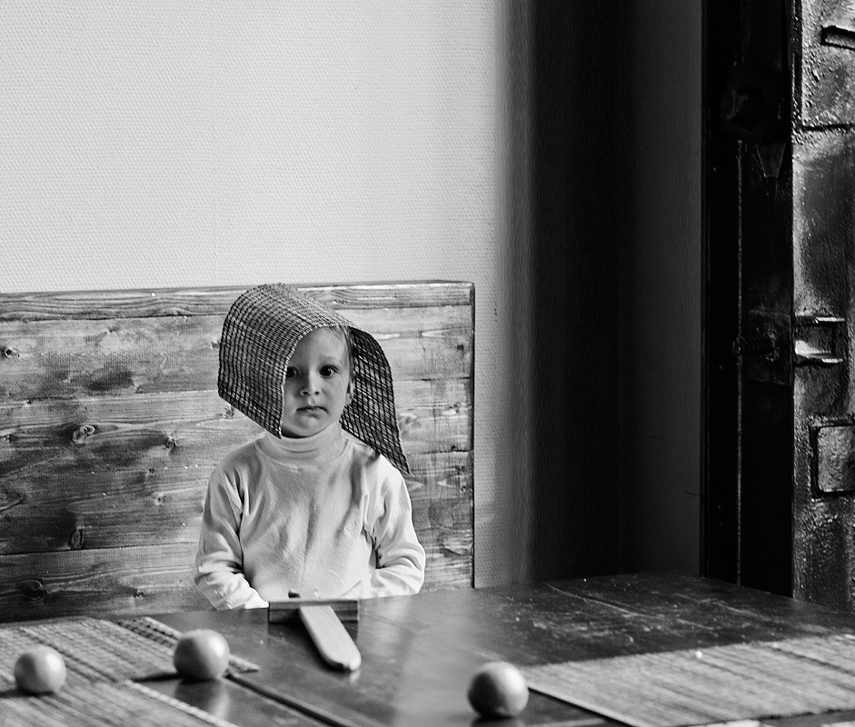 Портрет играющего мальчика с соломенной салфеткой.