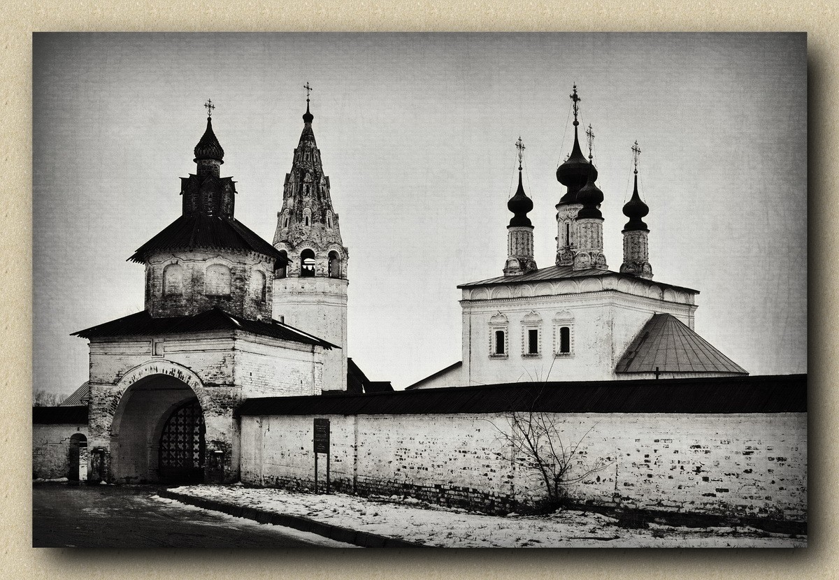 Александровский мужской монастырь. По легенде основан Александром Невским в 1240 году.